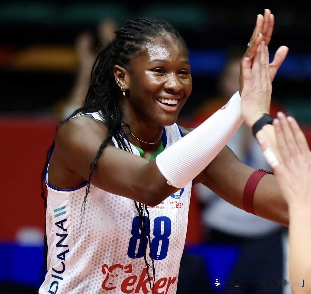 土超女排联赛第6轮爆出冷门，尼吕费尔主场3比1力克伊萨奇巴希队，排名上升至积分榜