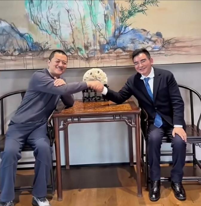 李亚鹏苦尽甘来终于真心笑了，和陈光标的见面，简直是乘风而起。陈光标握手之前说，公