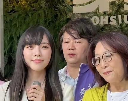 黄捷这个时候接任高雄民进党党部的负责人，明显是冲着柯志恩去的。

显然，这次民进