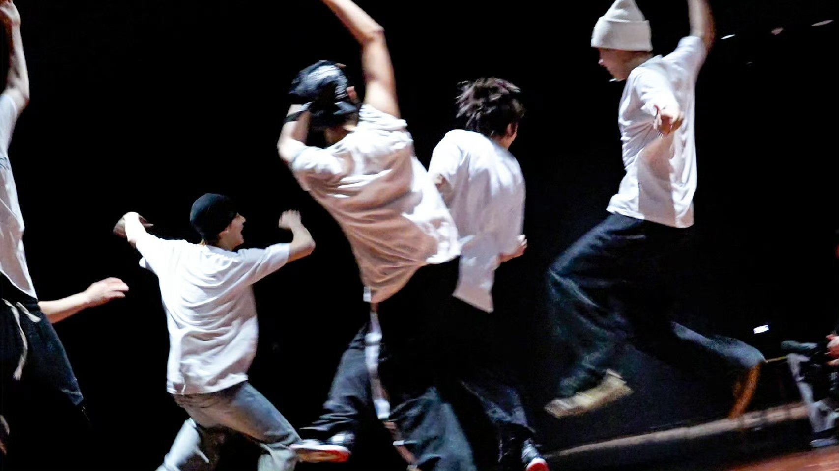 cortis在上海展示新才艺 新歌首秀配上五人人体节拍器般的舞蹈，王炸开局。更绝