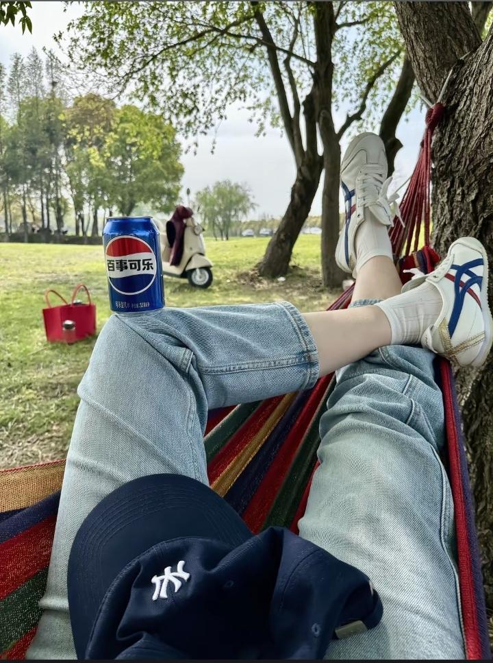物质上虽然不必大富大贵，但衣食无忧。
说到底，优质的生活就是内心安宁，身体健康，