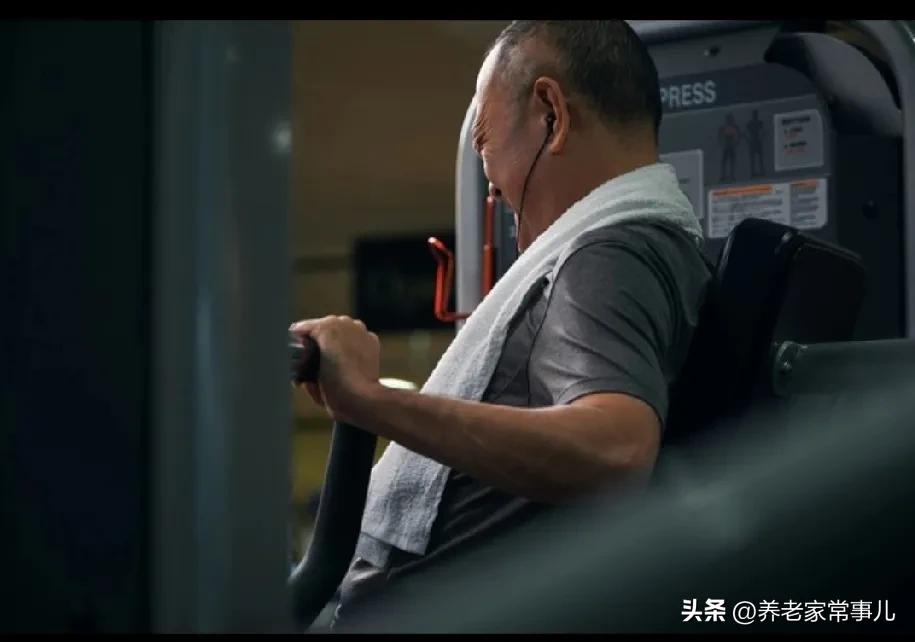 医生：任何年龄都要练“力量”

很多中老年朋友觉得：年纪大了，散散步、遛遛弯就够