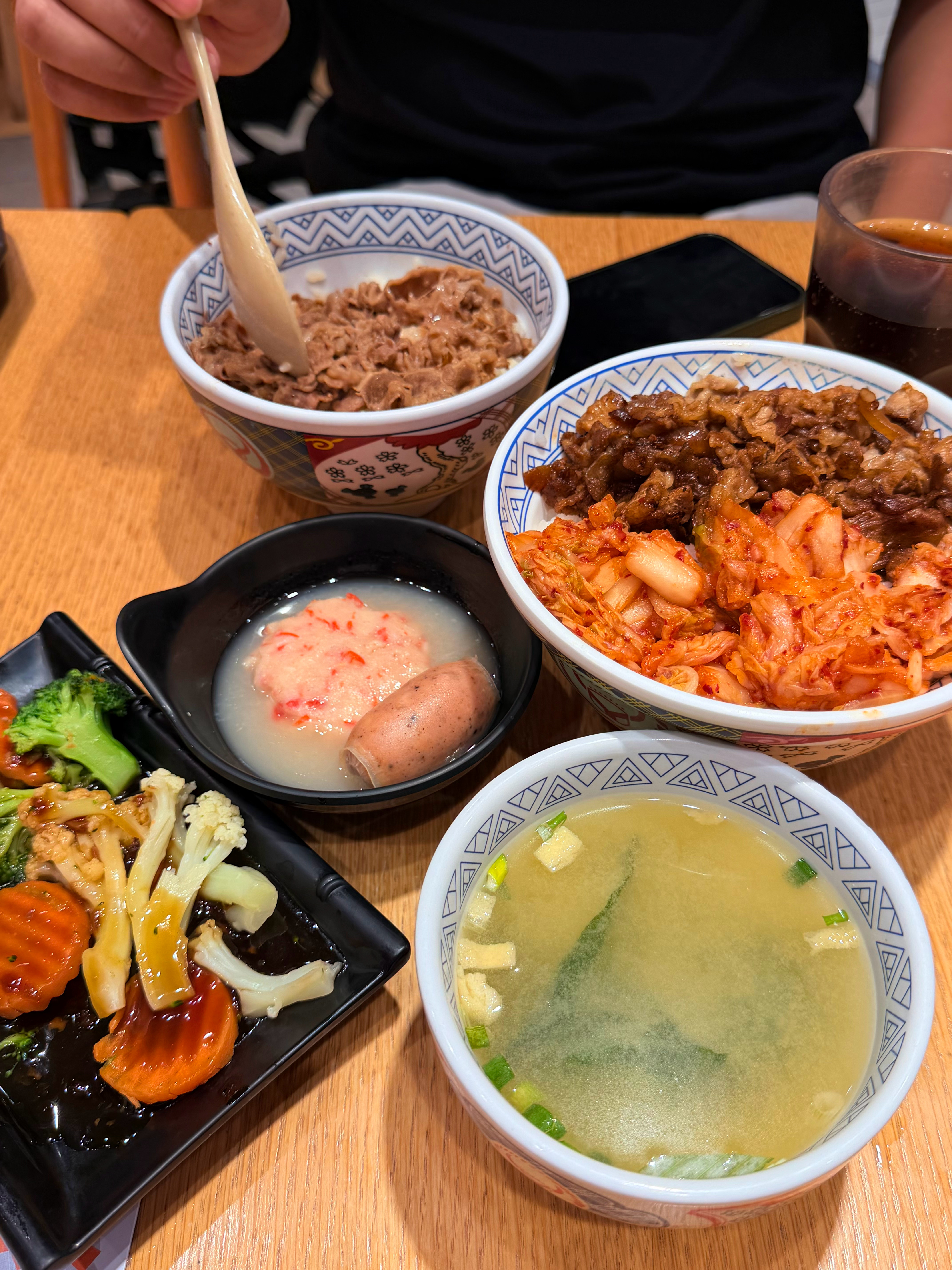 还没收拾完 出来吃吉野家 可乐可以免费续嘿嘿 爽爽爽！周四有鸡排饭买一送一 我还