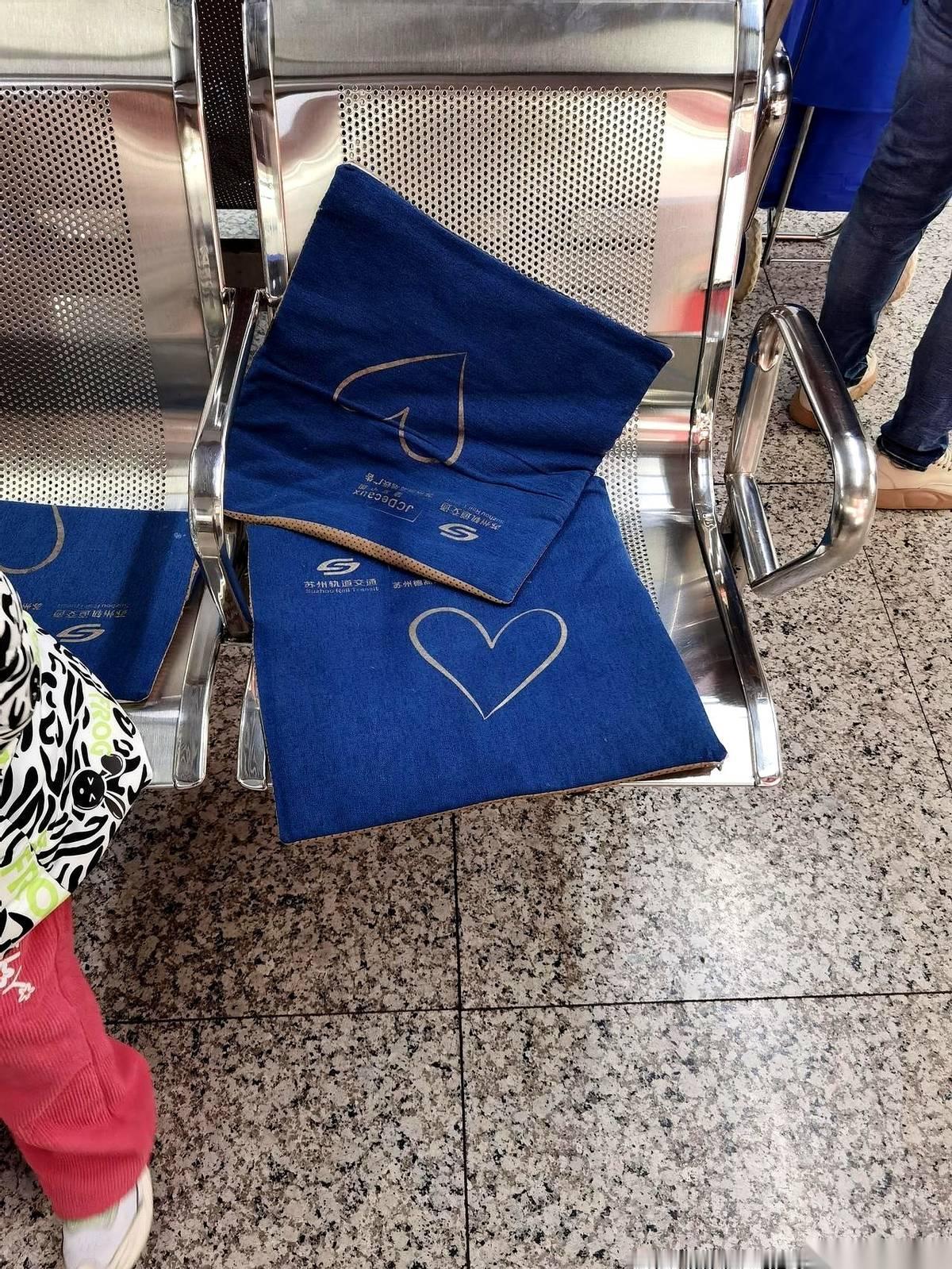 真的，早上那一屁股坐下去，天灵盖都给我冻清醒了！
上海13号线，下南路站。看着挺