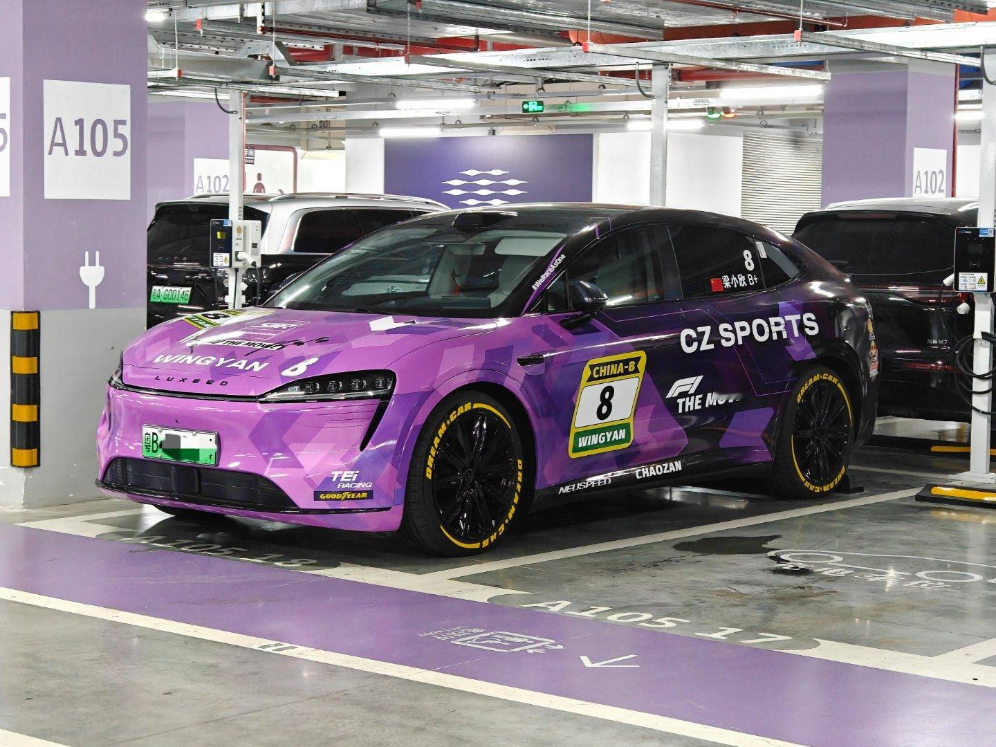 上周刚刷到这台贴得很帅的车，昨天在会场车库，就捉到活的了。车头的双签名，也是太帅