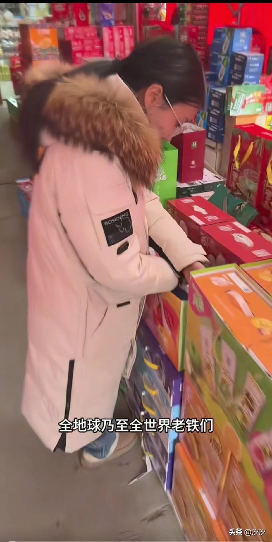 全国送礼为啥要逮着河南人坑？
别的地方都是一提一箱，
结果到了河南地区，
不管是