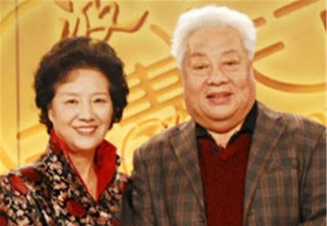 1961年，22岁朱龙广认识了小他8岁的吴惠芳，对她一见钟情。无奈，吴惠芳太小，