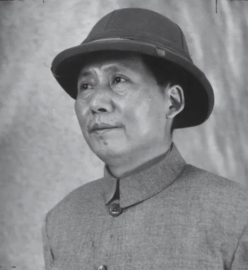 重庆谈判时，毛主席不戴帽子，周恩来非要让主席戴了戴了一顶灰色的“奇怪”帽子，其背