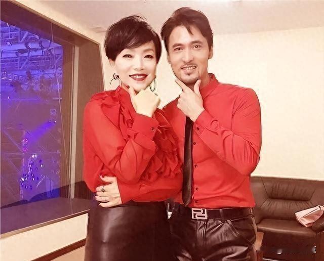 她没翻红，只是按时出现了。
昨天刷到陈明和她女儿一起买菜的照片，俩人拎着塑料袋站