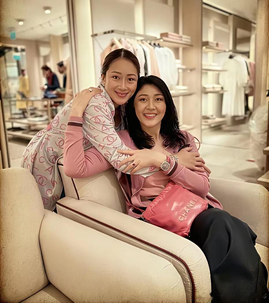 英拉与侄女佩通坦逛服装店时的一幕，姑侄女俩的颜值、才华一流。 