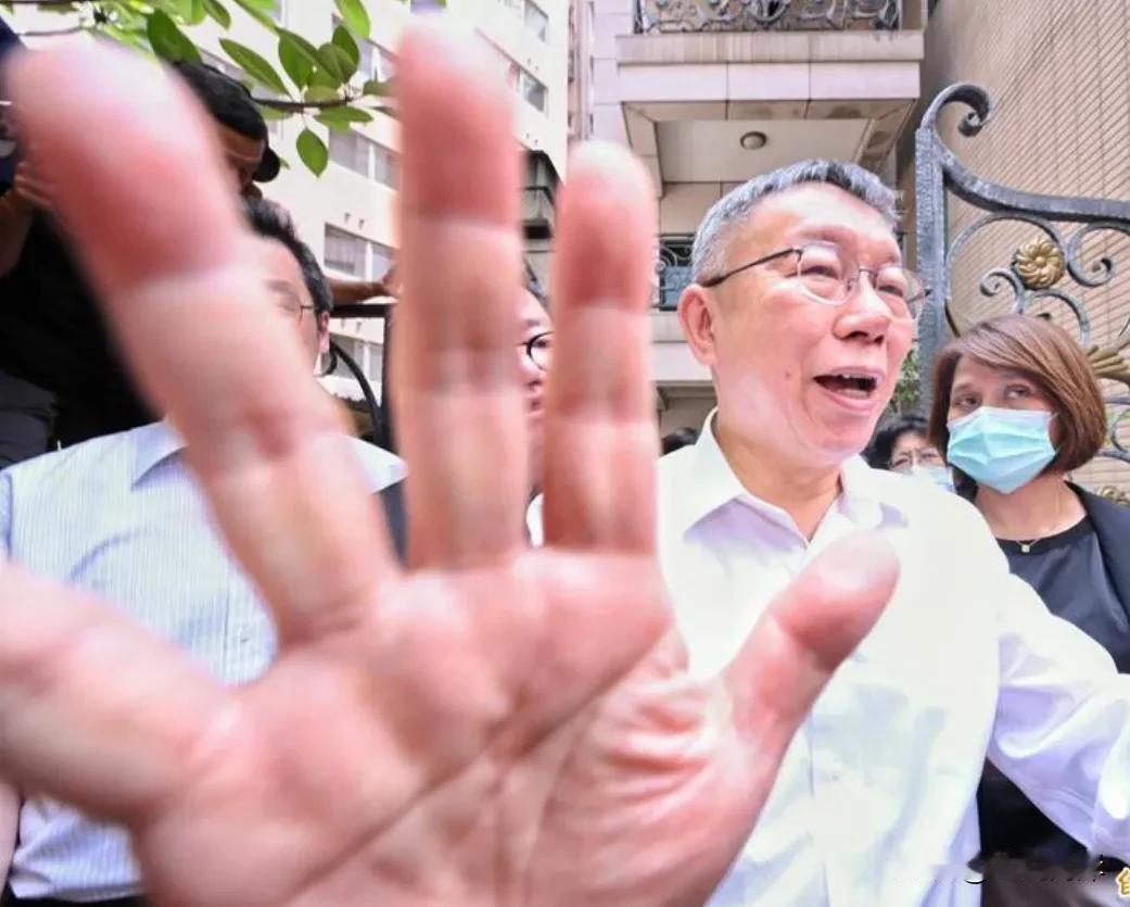发生大事了。柯文哲夫妇今日上午被台湾当局侦讯。
台湾岛内政治局势紧张，柯文哲夫妇