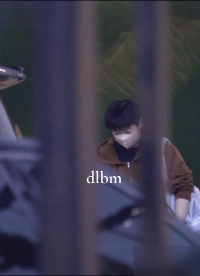 王曼昱握着三个局点，看台上突然爆出一阵哄笑，只因她球衣开线。就在这刺耳的杂音里，