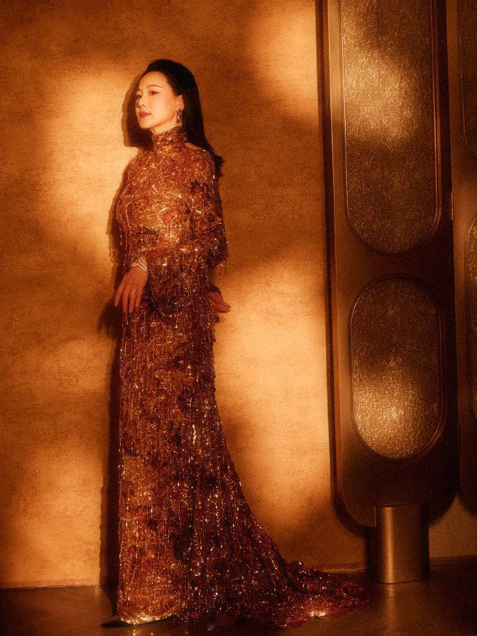 气韵，气场，气质——柏林影后咏梅 2025金鸡奖闭幕 造型，秋光璀璨、流金闪烁✨