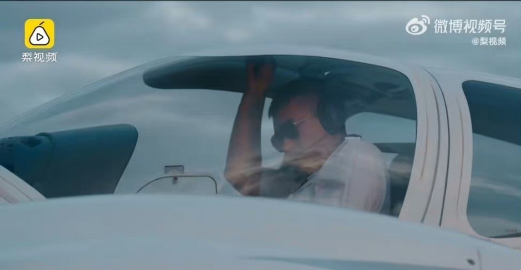 #29岁北京小伙不做码农做机长#大家只能看到现在的成功，可是小伙子转行过程中的艰