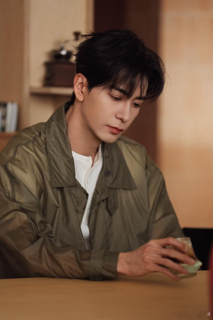 陈星旭试图捂死玩偶玩偶循环喊大笨蛋的时候，我直接笑到打鸣，剧情的演技画面喜感太可