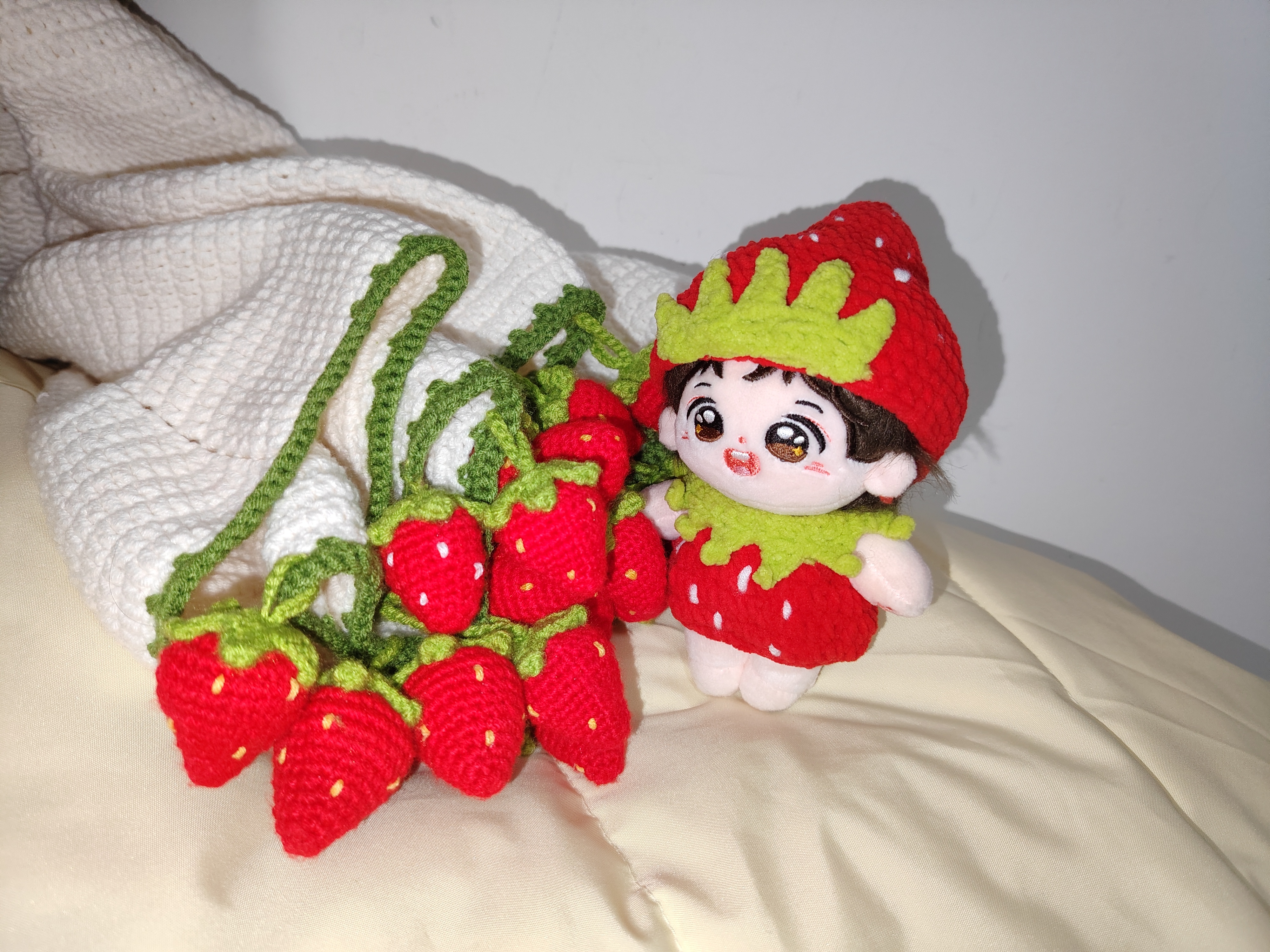 各位妈咪们，你们也没说这个娃衣那么可爱呀！啊啊啊啊跟🍓毛毯放在一起真的太可爱了