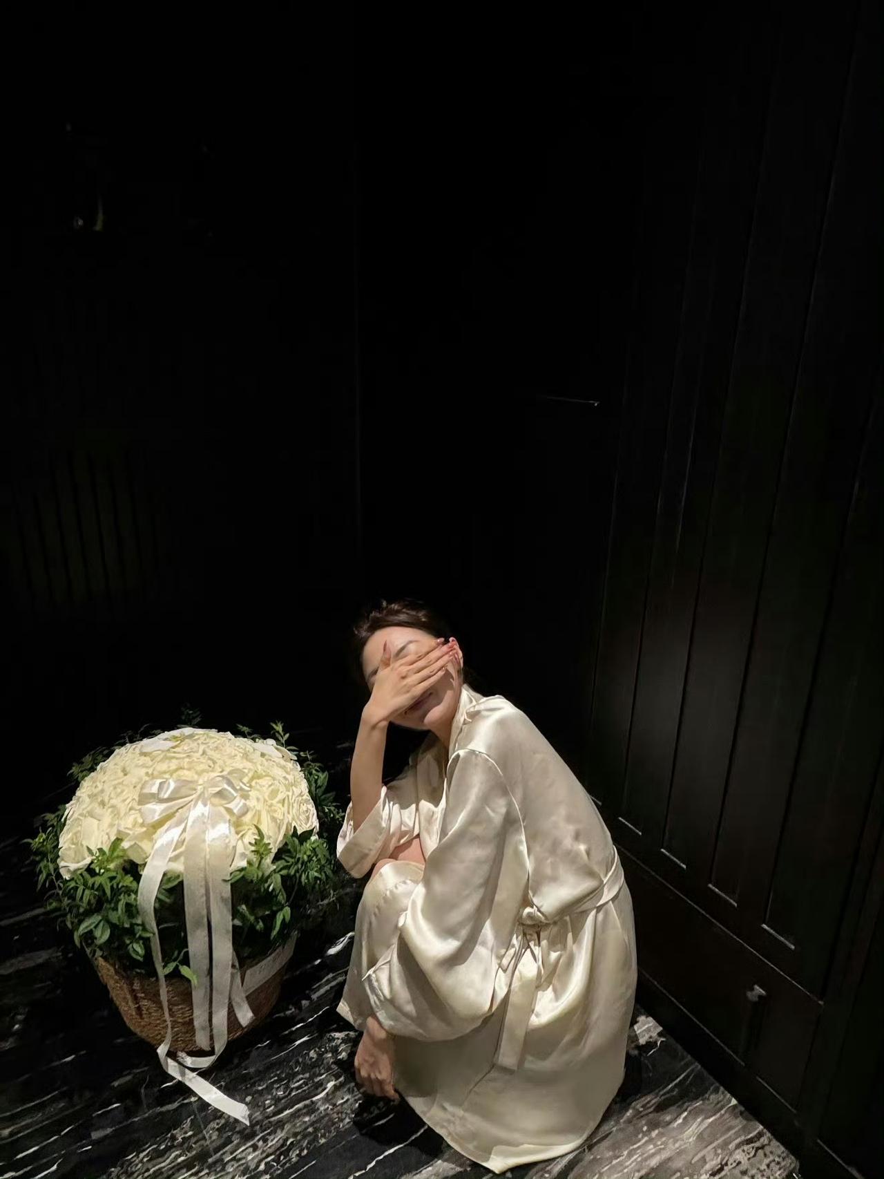 这个世界肯定是有幸福美满的爱情的，只不过幸福的人静静享受，痛苦的人大声呼喊。所以