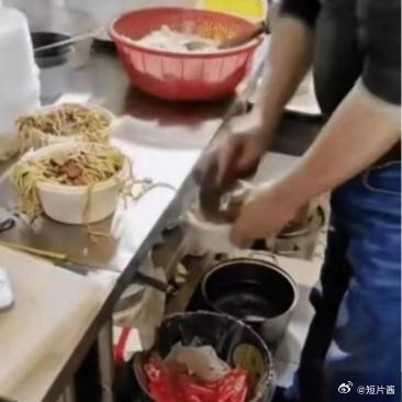 无意间发现的，真的是被恶心到了，发誓以后再也不吃外卖了。 ​​​