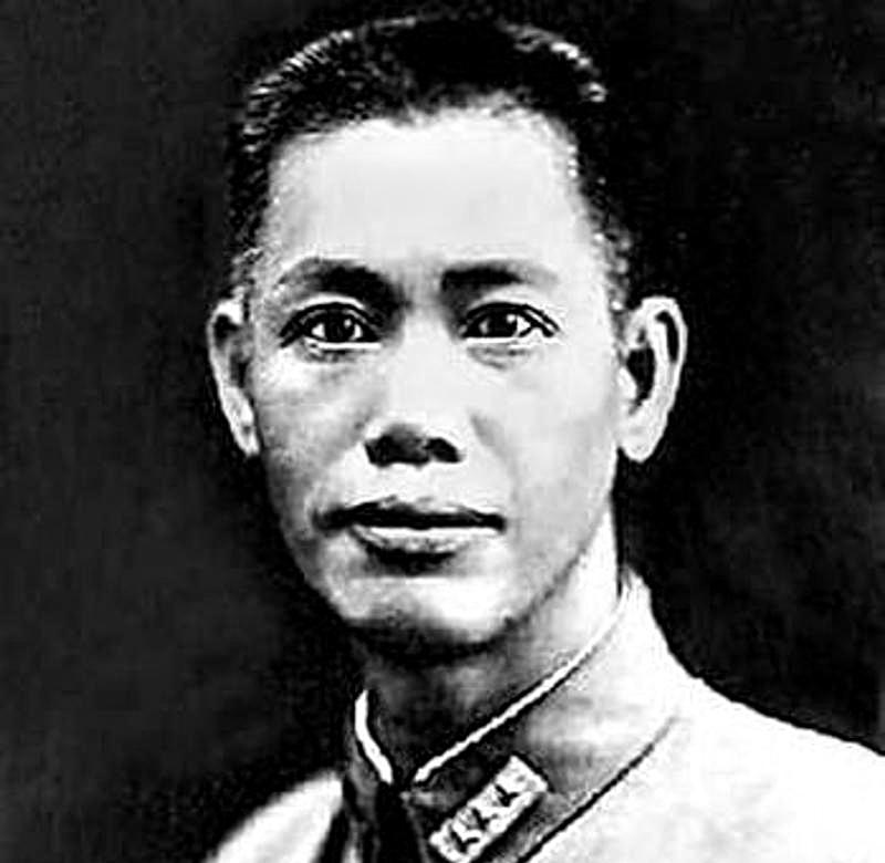 蔡廷锴，字贤初，广东罗定人，著名爱国抗日将领。他身高一米八四，身形魁梧，军中众人