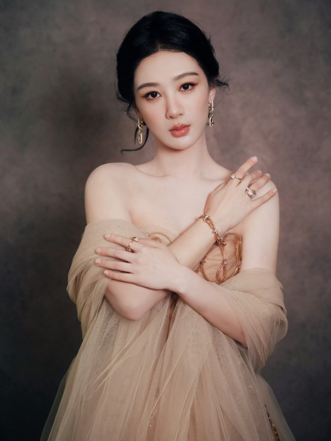 杨紫都瘦成啥样了 杨紫工作室放出一组“小猴紫”写真美图，照片里的“小猴紫”馒头肩