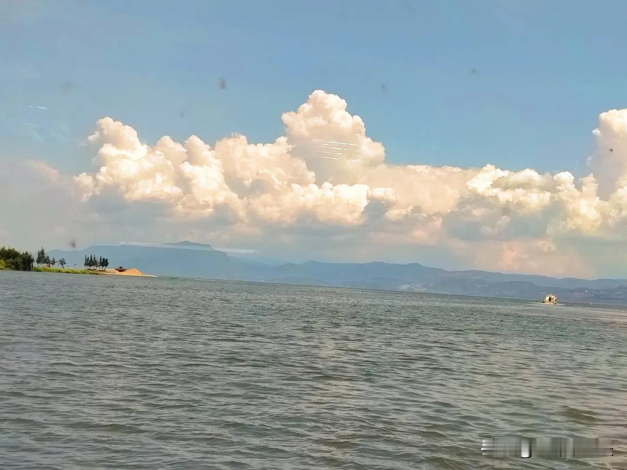 随手拍一张美丽天空照站在水边，抬眼便是澄澈蓝天，蓬松云朵肆意飘浮。它们的影子在粼
