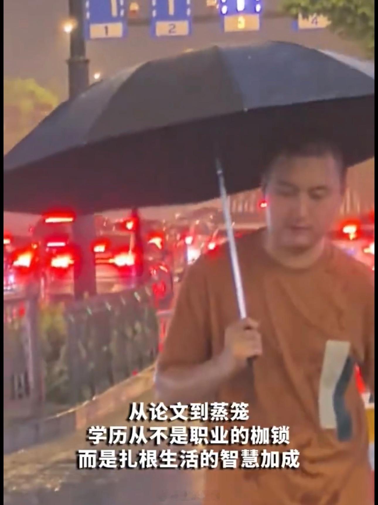 杭州人也太爱这口山东大包了吧！硕士赵唯宏的摊位前排起长队，有人说硕士卖包子屈才？
