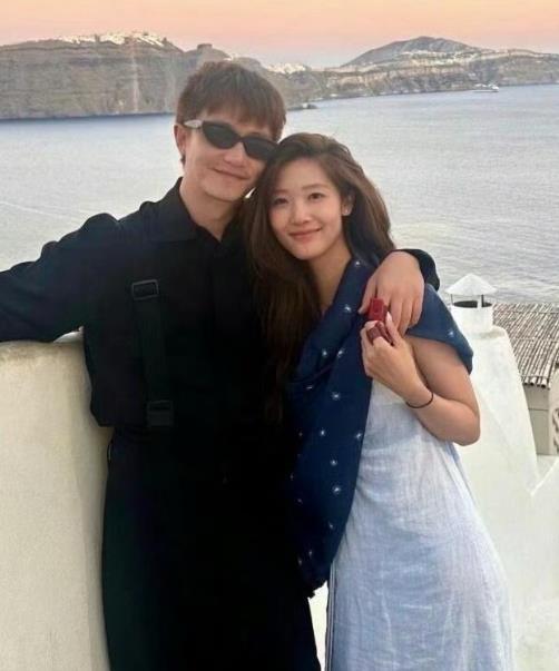 黄轩回应公开女友  娱乐圈明星黄轩公开了女友的照片，还说自己和女友俩人知道就好。