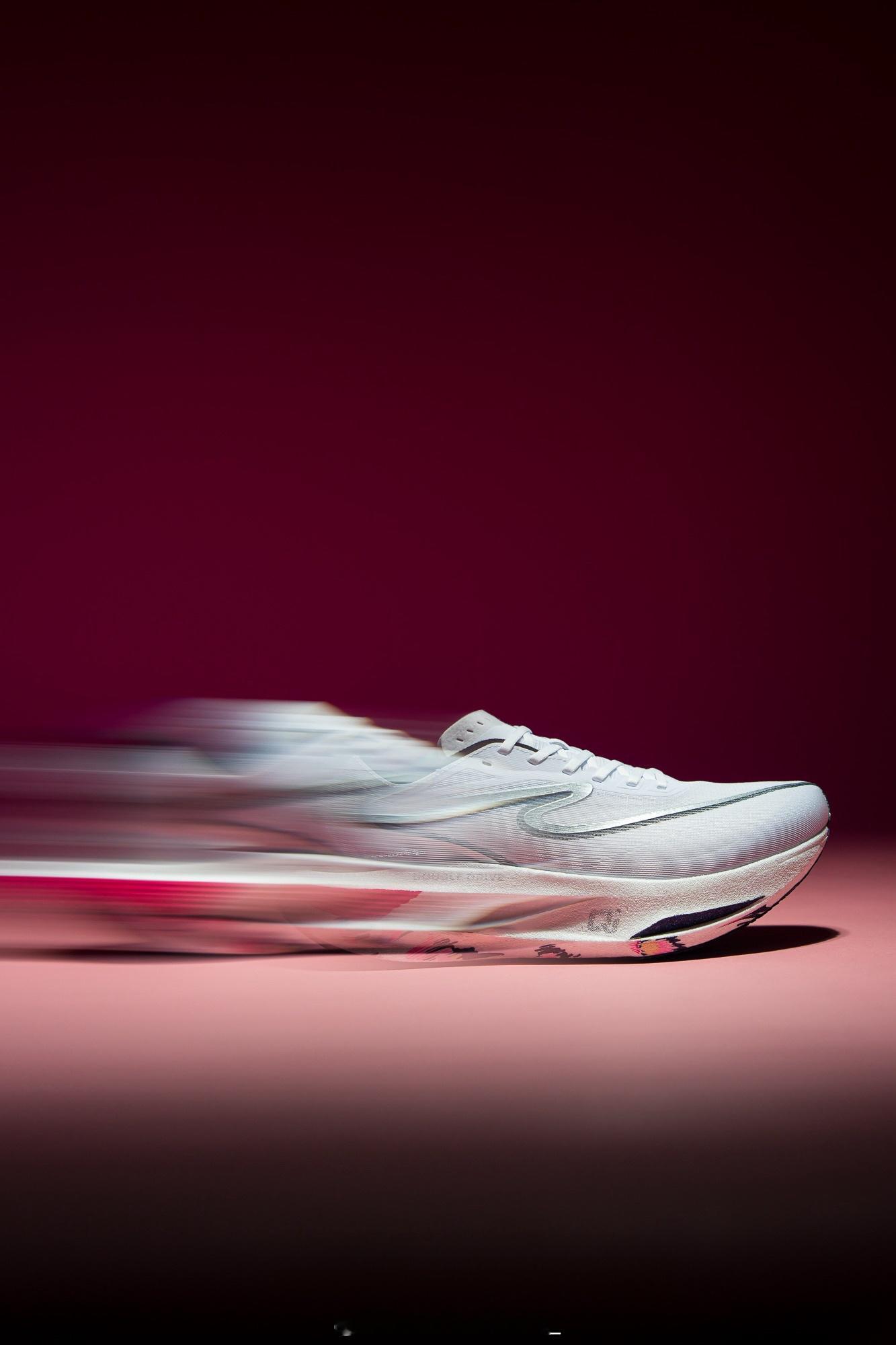 前几天在昆明跑得有点爽，准备选一双好看的跑鞋坚持一下🏃🏻♀️ 研究一圈被鸿星