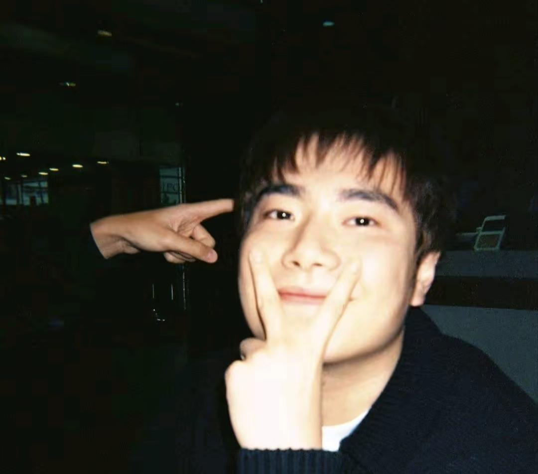 前几天梁靖昆去参加了朋友的婚礼，
在抢捧花的时候竟然梁甜甜给抢到了。
他说了很多