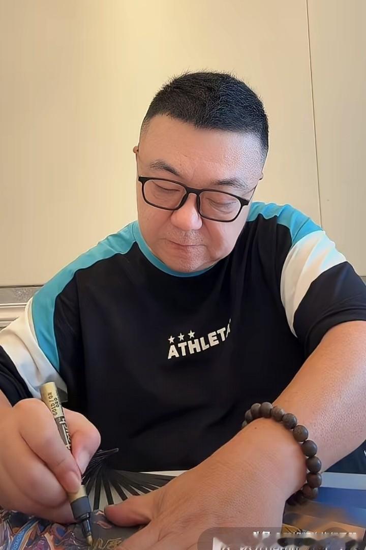 董路说，上海队踢不过国家队。
国家队的防守比上海队做的好，后场会有五个人。
董路