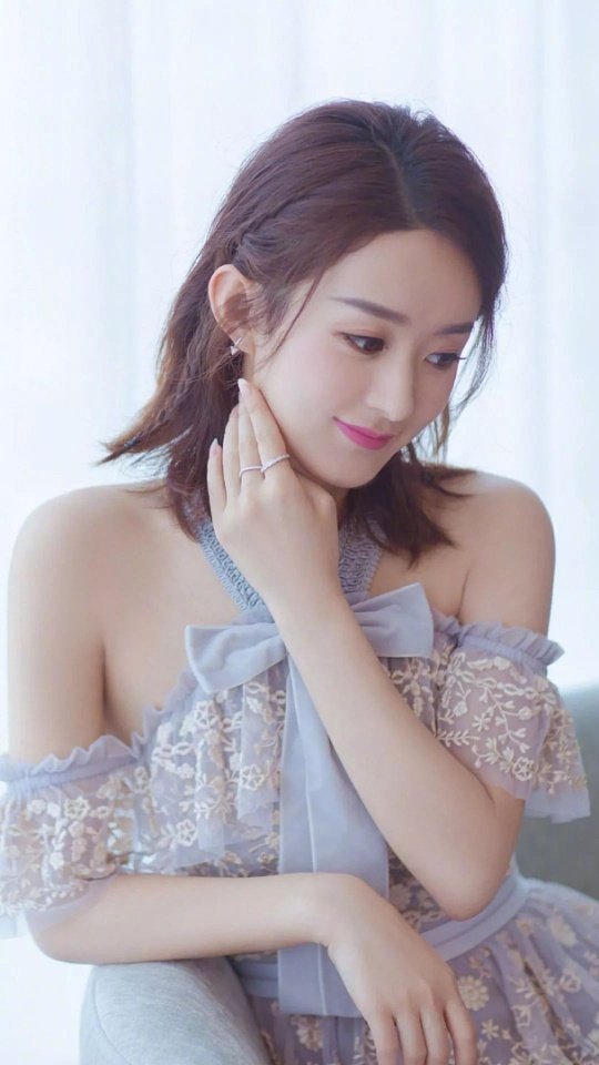 赵丽颖有刀锋也有翎羽赵丽颖的身上，始终藏着一种极致的反差魅力——她既有刀锋般的锐