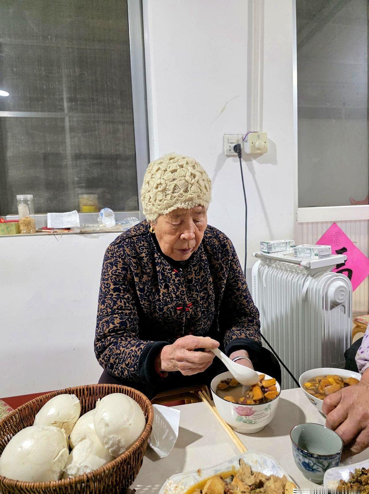 一位普通网友在社交平台写下三场小插曲——赶早集给娘和两个嫂子各挑棉袄配裤子，中途