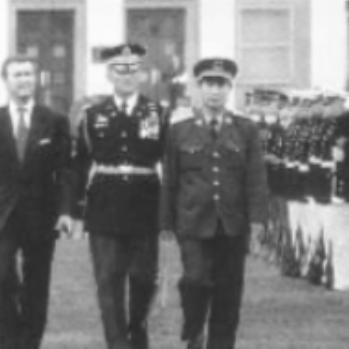 1998年，张万年收到美国国防部部长科恩的邀请，来到美国本宁堡陆军基地参观。当他