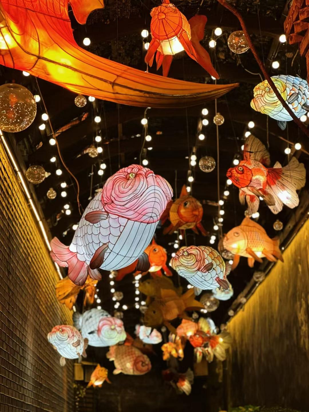这鱼灯也太绝了！抬头一眼直接被惊艳到，粉粉嫩嫩的大鱼灯笼纹路超精致，暖乎乎的灯光