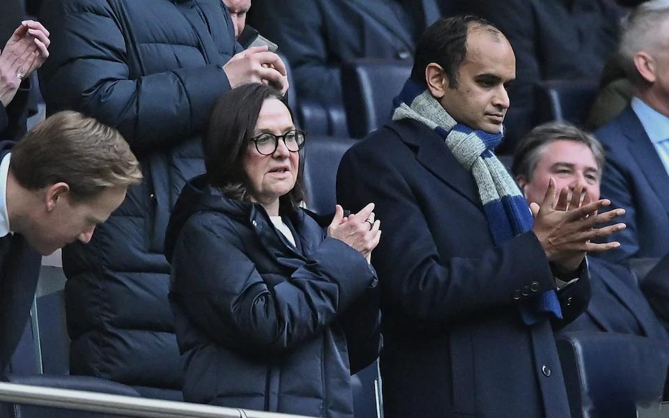 热刺 周六输球后，周日弗兰克带队进行了恢复性训练。没有任何消息，无论是弗兰克下课