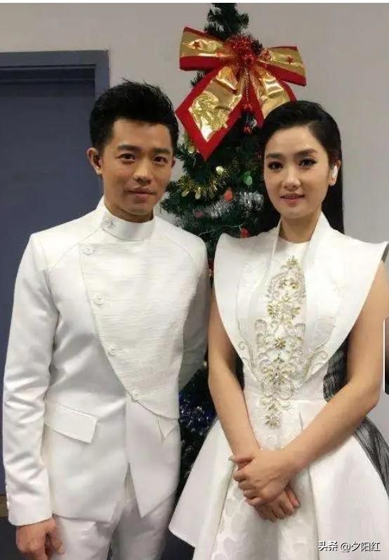 从《星光大道》走出来的四对组合歌手，他们分别是：
《凤凰传奇》
《旭日阳刚》
《