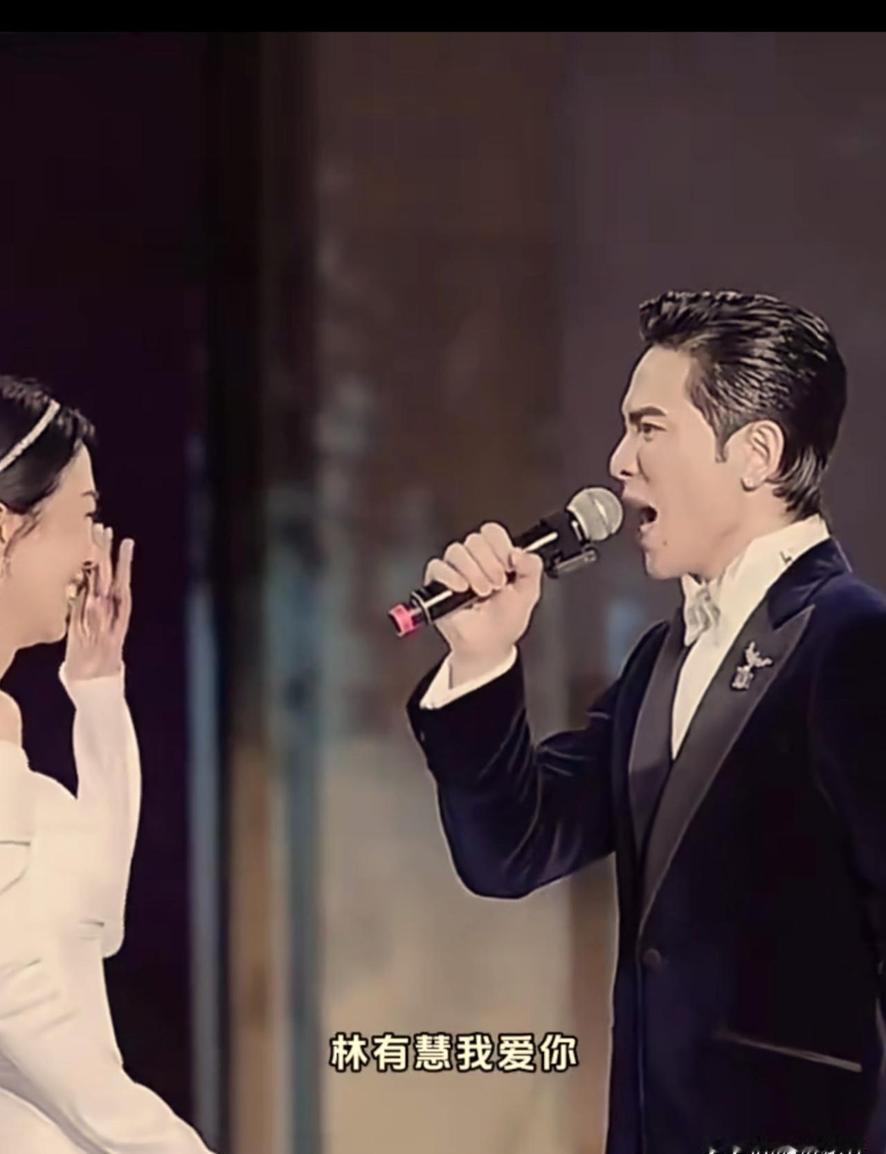 他们用16年时间，把“姐弟恋”三个字彻底换了写法。
当初经纪人签下他，没人想到