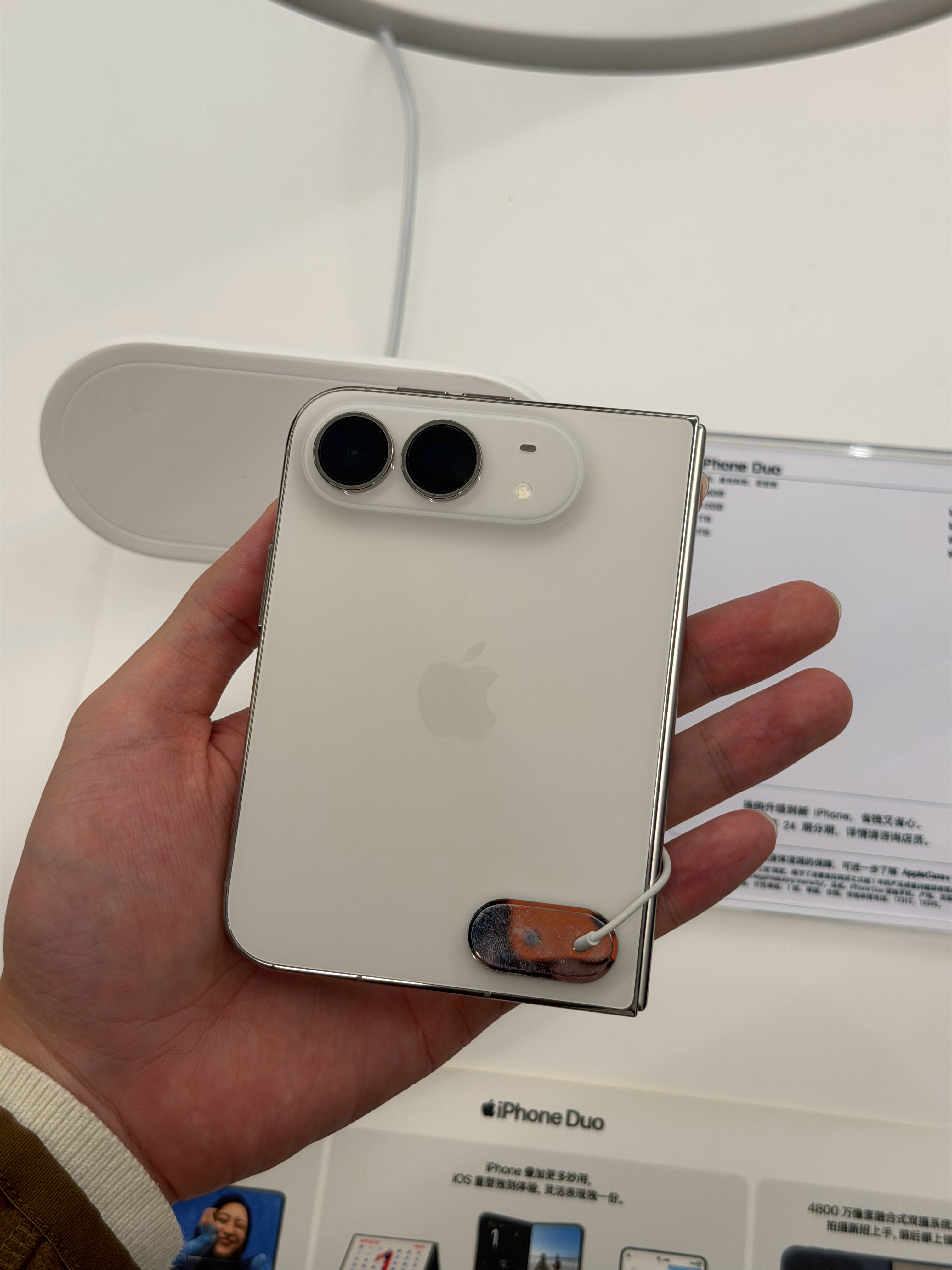 iPhoneDuo PuraXMax现场看了，估计得加1400，或者要买两年的A