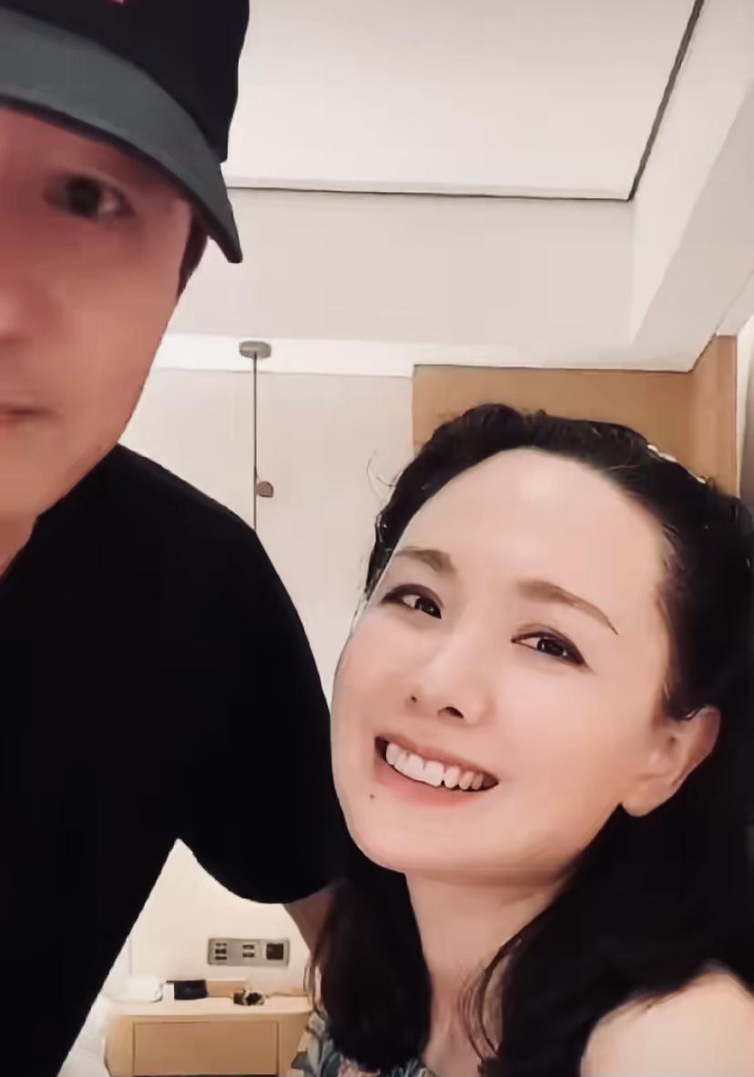 程莉莎怪不得这么幸福，这小嘴没有那个男人能够受得了！

本来程莉莎在直播和粉丝们