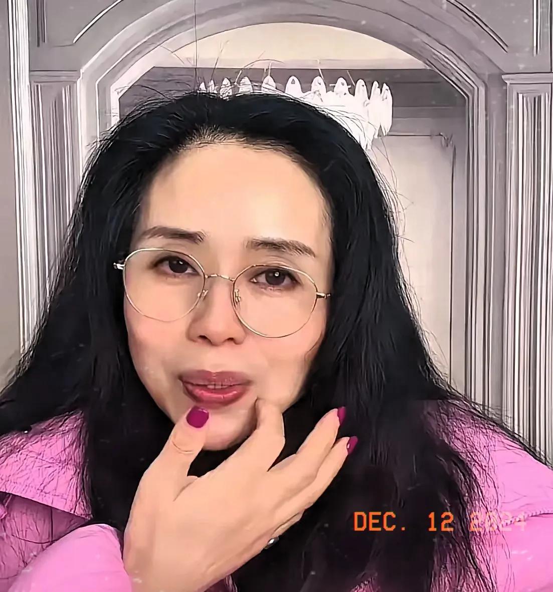 在这个喧嚣的娱乐圈里，大曲线再婚时，为什么刷汪小菲的卡？其实这事儿可有意思了。她