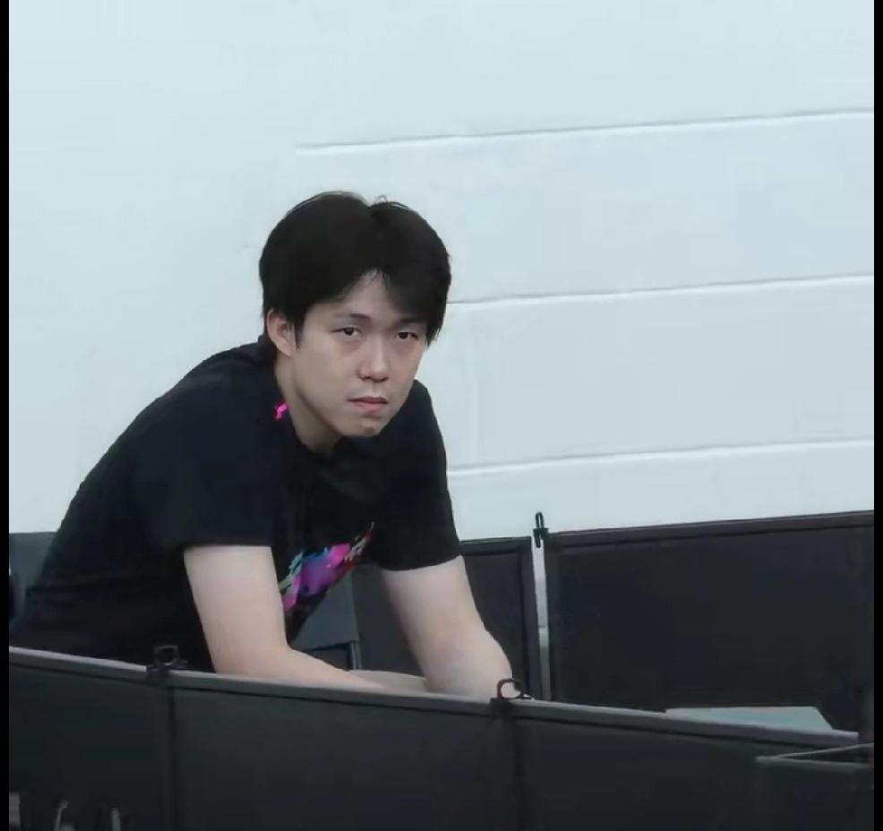 有网友截取了王皓的三张照片，
分别是上班前、上班中与上班后[黑线]
（图二）真的