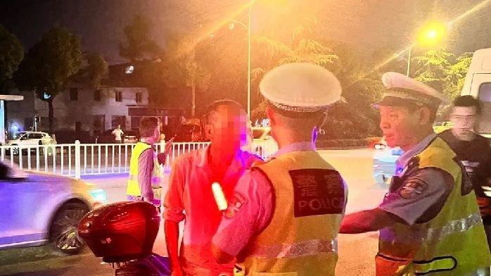 男子喝3斤白酒开智驾上高速 结局：吊销驾照。近日，一名男子在饮酒过量后，驾驶一辆