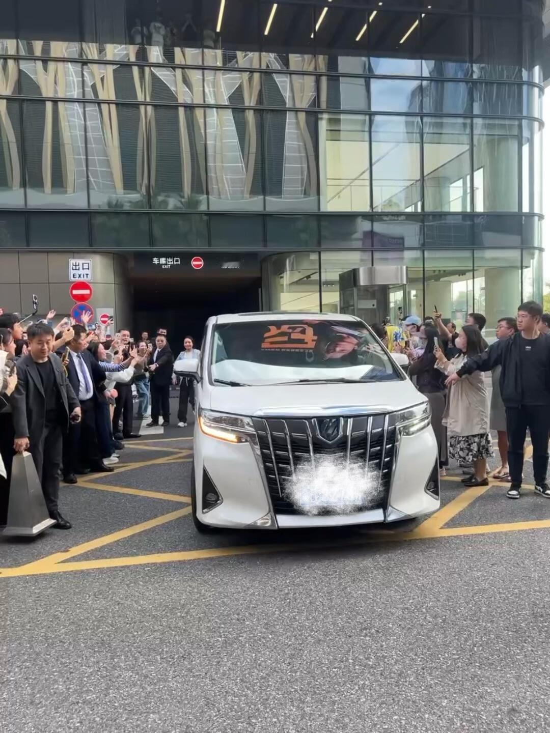 樊振东这人气，和人气实力成正比，大家热情的打招呼，这双手全是对东哥的敬意和喜爱！