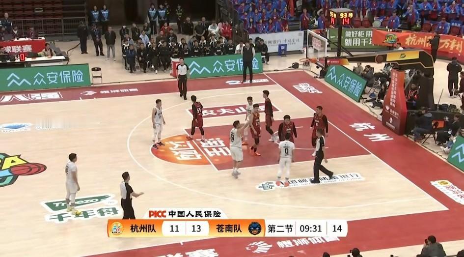 杭州队今天上半场的表现实在太差了，今晚不会真的被远道而来的苍南队给掀翻了吧？
就