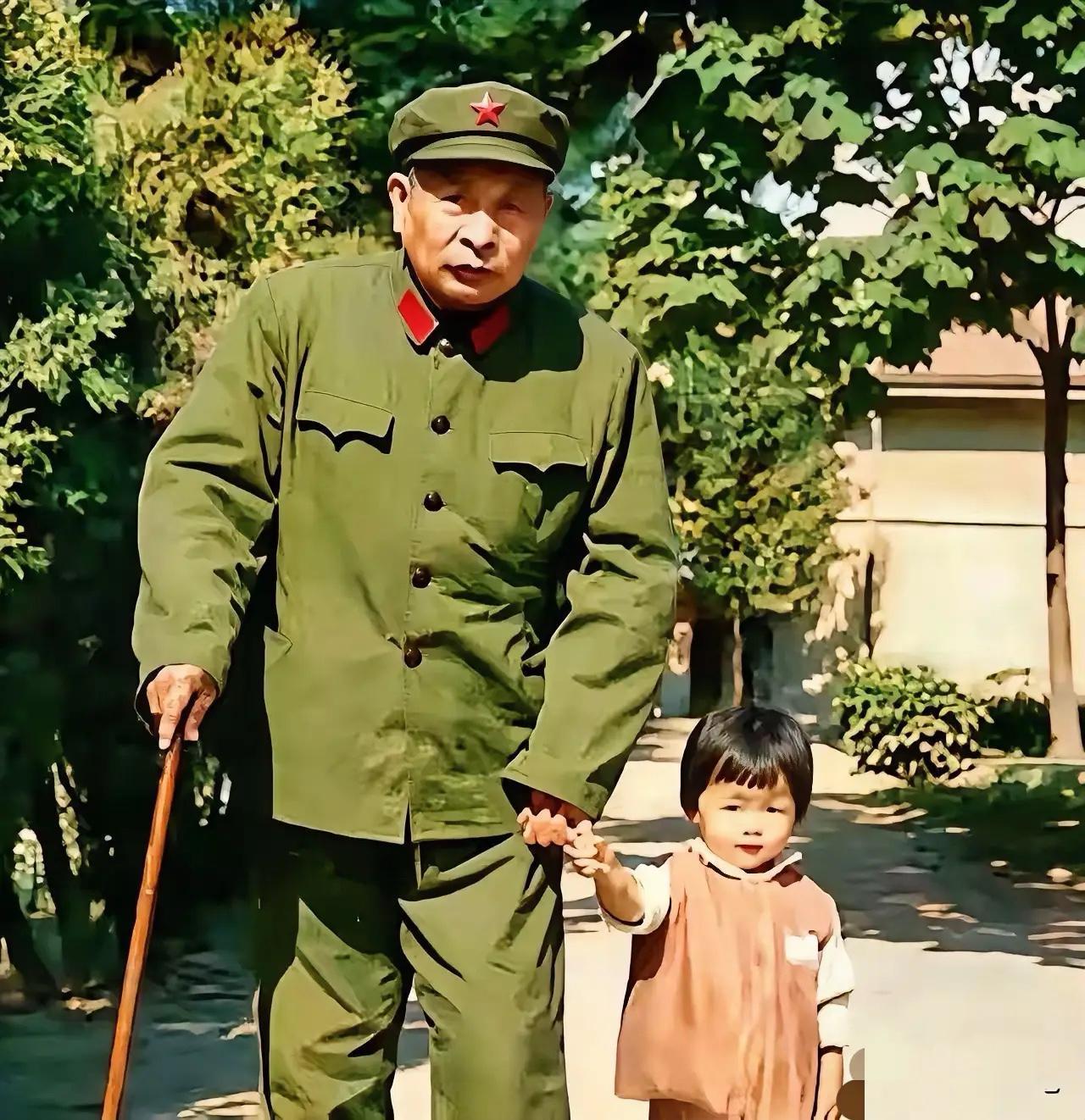 70年代，开国上将钟期光牵着刚学会走路的小孙女柯蓝散步时的留影，当时的钟期光因患