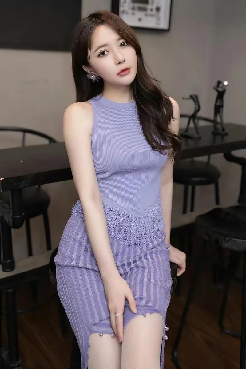 毛衣裙美女，牛仔裤美女
