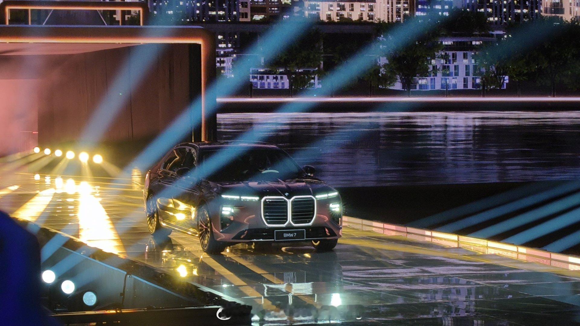 新7系 i7 60L这是世界上为数不多改款比前期好看的车。主要是因为前期太恶劣了