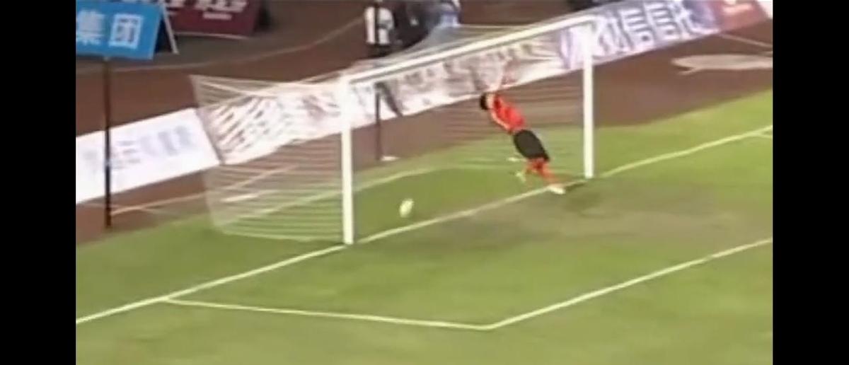 球进了，裁判没吹。
横梁一颤，球过线28厘米，全场就你没看见。
湖南湘超这场球，