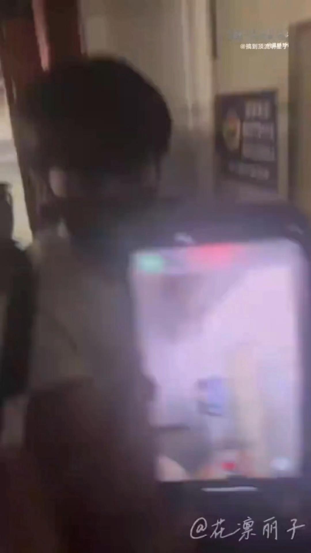 闫桉摔手机明明是私生都跟到家门口了，私生围堵跟踪是犯法！根源在私生不在艺人！什么