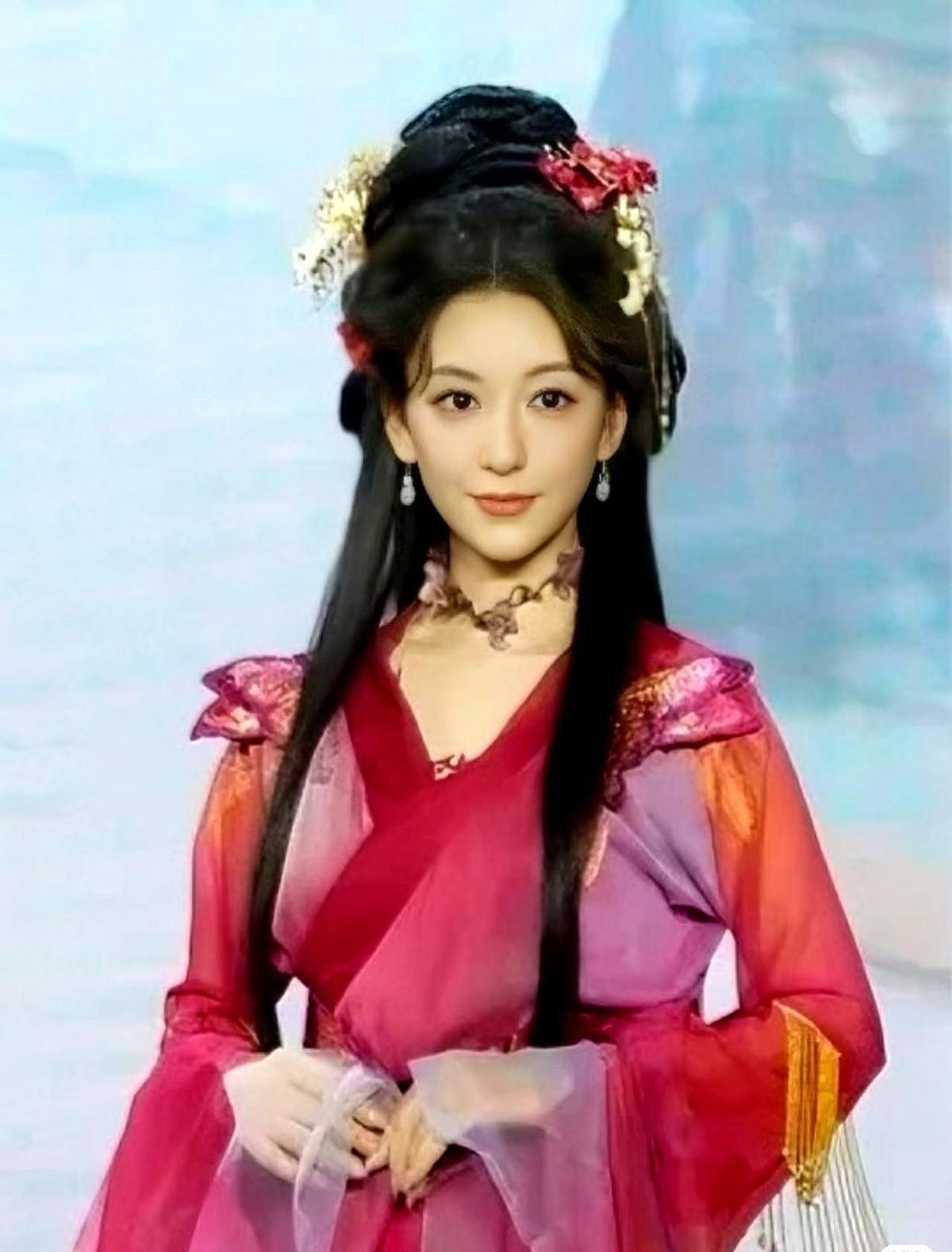 嫁入豪门第7年，她偷偷注册了公司。
当年婚礼上攥紧婚纱的手，现在签的是品牌合作协